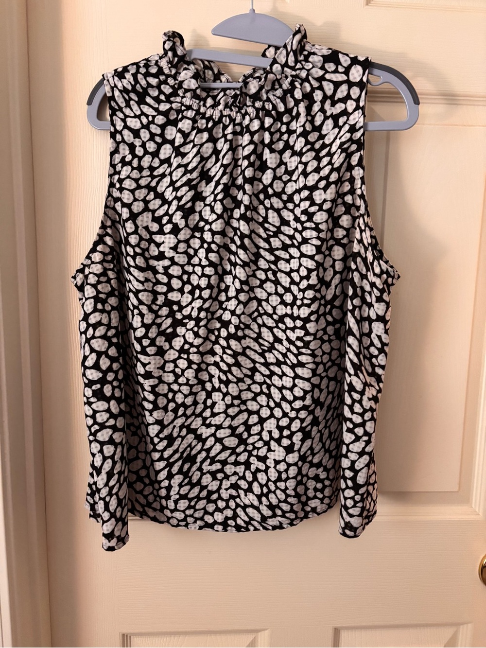 Who What Wear Black & White Sleeveless Ruffle-Neck Top